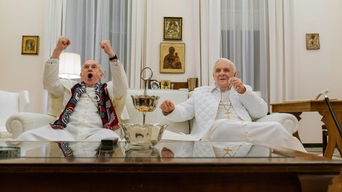 Anthony Hopkins als Papst Benedict und Jonathan Pryce als Papst Franziskus im Film „Die zwei Päpste“ von 2019.