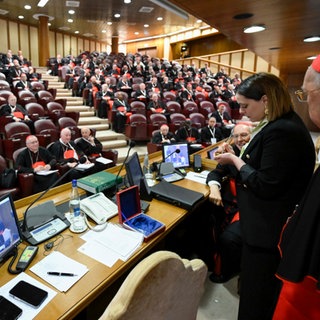 Die wahlberechtigten Kardinäle im Vatikan bei der Annullierung des päpstlichen Siegels von Franziskus