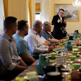 Carsten Linnemann (hinten), Generalsekretär der CDU, spricht bei einer Diskussion mit den Teilnehmern an einem gemeinsamen Frühstück mit Handwerkern und Unternehmern aus der Region. Archivfoto.