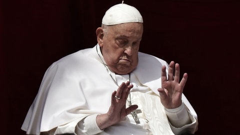 Der Papst am 20. April auf dem Balkon während dem Ostersegen