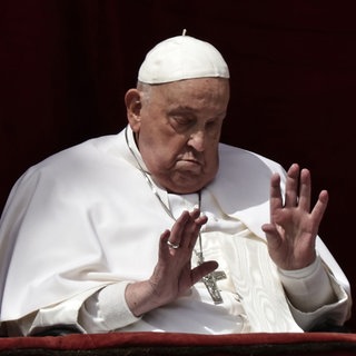 Der Papst am 20. April auf dem Balkon während dem Ostersegen