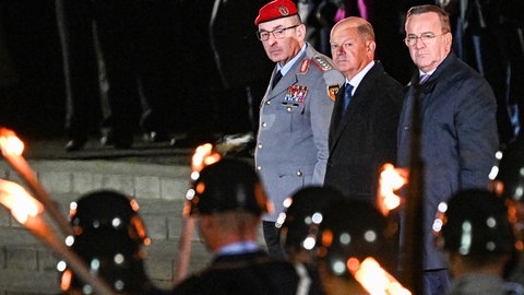 Olaf Scholz beim Großen Zapfenstreich am Abend des 5. Mai 2025, mit dem Generalinspekteur der Bundeswehr, Carsten Breuer, und Bundesverteidigungsminister Boris Pistorius