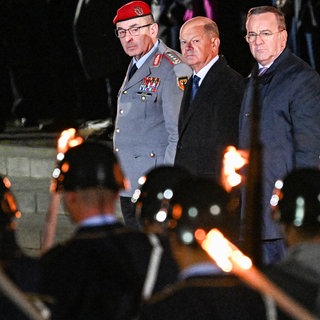 Olaf Scholz beim Großen Zapfenstreich am Abend des 5. Mai 2025, mit dem Generalinspekteur der Bundeswehr, Carsten Breuer, und Bundesverteidigungsminister Boris Pistorius