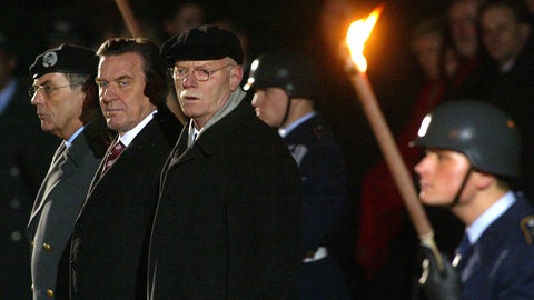 Gerhard Schröder beim Zapfenstreich am 20.11.2005