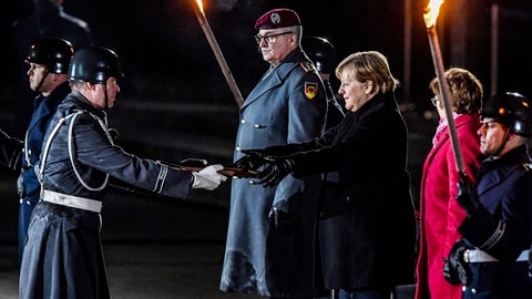 Angela Merkel beim Zapfenstreich am 02.12.2021