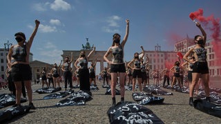 Femen Protest Deutschland, Berlin, 50 Frauen am Brandenburger Tor demonstriert gegen Femizide. Archivfoto.