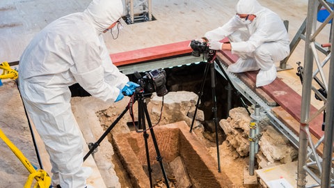 Forscherteams dokumentieren den geöffneten Sarkophag im Alten Dom Mainz