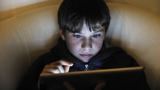 Junge vor einem iPad