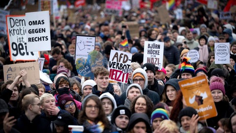 03.02.2024 Demonstranten mit Schild AfD Verbot jetzt pruefen bei der Kundgebung und Demonstation vom Buendnis ZusammenGegenRechts