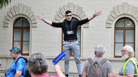Martin Sellner auf der Mauer vor der Europagalerie in Saarbrücken.