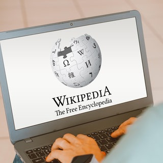 Das Logo von Wikipedia auf einem Laptop-Bildschirm.