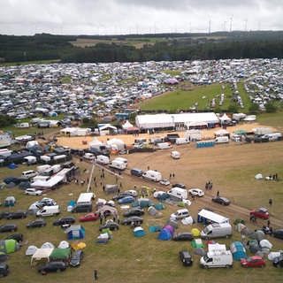 Das Campinggelände des Technofestivals Nature One füllt sich am Anreisetag.