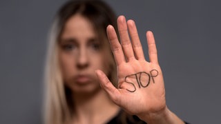 Frau wehrt sich gegen Mobbing.