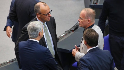 Bundeskanzler Friedrich Merz (CDU) spricht vor Beginn der Sitzung mit SPD-Fraktionschef Matthias Miersch