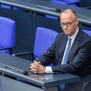 Friedrich Merz ( Bundeskanzler ) sitzt auf der Regierungsbank.
