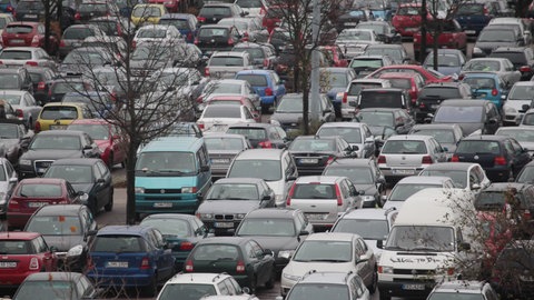 Parkplatz in Sachsen-Anhalt am Buß- und Bettag, der im benachbarten Sachsen ein gesetzlicher Feiertag ist