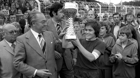 Bärbel Wohlleben, Spielführerin des TuS Wörrstadt, hält 1974 den Pokal für die erste deutsche Frauenfußball-Meisterschaft hoch