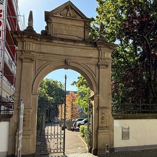 Eingangstor des Görres-Gymnasium mit Aufschrift: „Kaiserin-Augusta-Gymnasium“