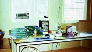 In der Garage der Eltern von Steve Jobs in Mountain View, baute Steve Wozniak den ersten Apple Computer