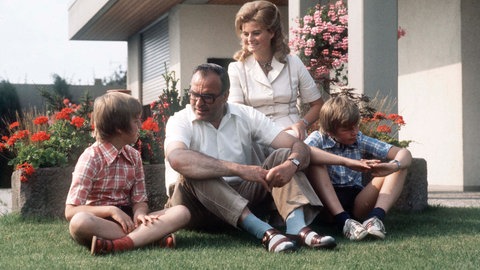 Helmut Kohl mit seiner Ehefrau Hannelore und den Söhnen Peter (links) und Walter auf dem Rasen im Garten seines Hauses, am 24. Juni 1973.