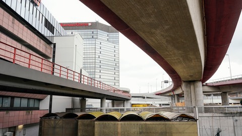 Hochstraße Nord in Ludwigshafen, von unten fotografiert. Aur der Trasse soll die künftige Helmut-Kohl-Allee entstehen.