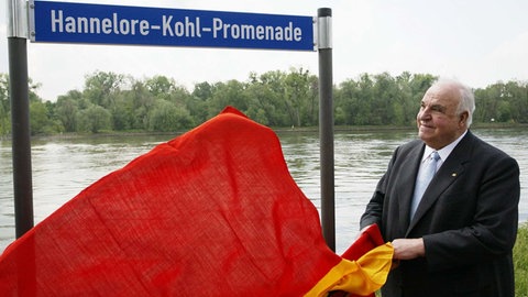 Alt-Bundeskanzler Helmut Kohl weiht am 14. Mai 2004 die "Hannelore-Kohl-Promenade" im Stadtpark von Ludwigshafen ein. 