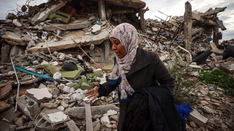 Eine Palästinenserin begutachtet die Schäden an ihrem Haus in Mughraqa im Zentrum des Gazastreifens