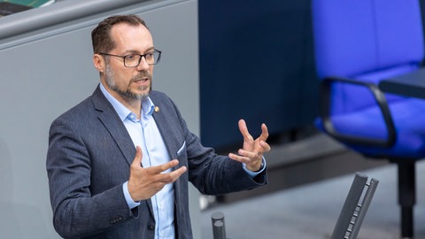 Bengt Bergt (SPD), spricht im Bundestag. Der Politiker hatte mit einem Video, bei dem die Stimme von Friedrich Merz manipuliert war, für eine Welle der Empörung gesorgt. Jetzt hat er sich entschuldigt. 
