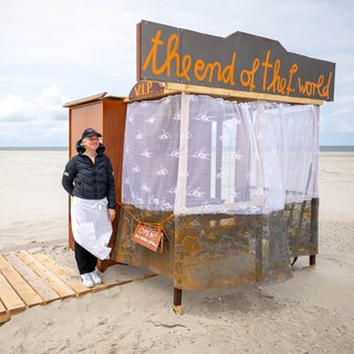 Constanze Klar steht vor ihrer Bar am Badestrand von Spiekeroog.
