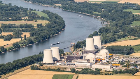 Das abgeschaltete AKW Biblis in Südhessen  mit seinen 4 Türmen als Luftaufnahme aus einem Flugzeug