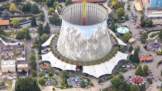 Luftbild des Geländes des ehemaligen AKWs Kalkar mit Freizeitpark rund um den Kühlturm
