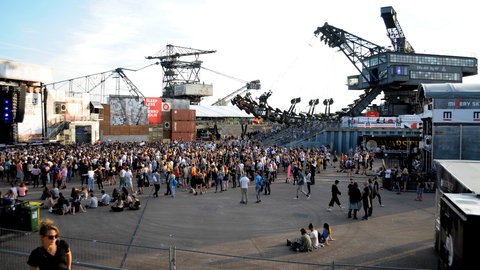 Partykulisse mit Festivalbesucher auf dem 20. Melt! Festival 2017 auf der Halbinsel Ferropolis