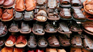 Mexiko, Oaxaca. Benito Juarez Markt. Stände bieten Sandalen zum Verkauf an.