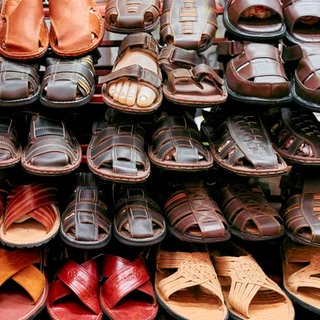Mexiko, Oaxaca. Benito Juarez Markt. Stände bieten Sandalen zum Verkauf an.