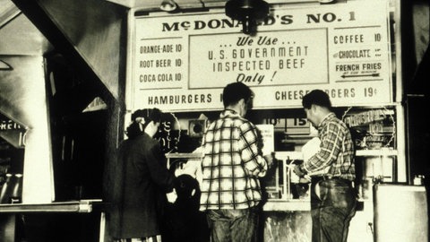 Kunden im McDonald's Hamburger-Restaurant Mitte der 1950er Jahre in San Bernardino, Kalifornien.