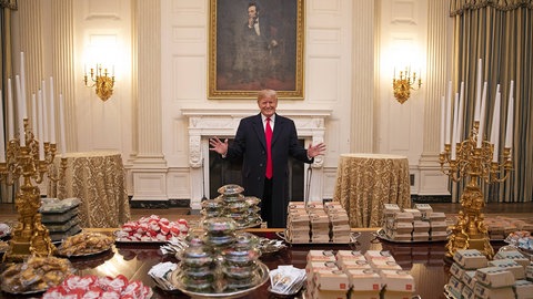 Januar 2019 – Washington, DC, Vereinigte Staaten von Amerika – US-Präsident Donald Trump steht hinter einer Auswahl an Fast Food, das er für die Feier der 2018 NCAA College Football National Champions, die Clemson Tigers, im State Dining Room des Weißen Hauses am 14. Januar 2019 in Washington, DC, gekauft hat. 