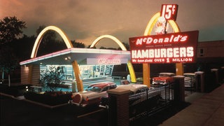 Das McDonald's 1 Store Museum ist eine Nachbildung des ersten McDonald's-Restaurants. Es wurde am 15. April 1955 als Restaurant in Des Plaines, Illinois, von McDonald's Corporation-Gründer Ray Kroc eröffnet. 1984 abgerissen, wurde es nach den originalen Plänen wiederaufgebaut.