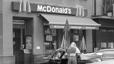 Muenchen, Haidhausen 1982; vor dem McDonalds am Pariser Platz