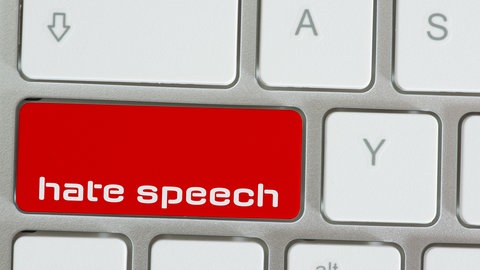 Computer-Tastatur: Die Umschalttaste ist in Rot abgesetzt mit dem Schriftszug "Hate Speech"