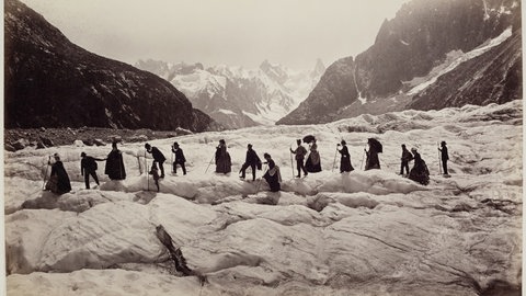 Menschen wandern auf einem Gletscher