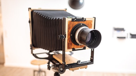 Eine Fachkamera im Fotostudio 