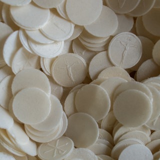 Ausgestanzte Hostien liegen in einer Kiste. Symbolfoto.