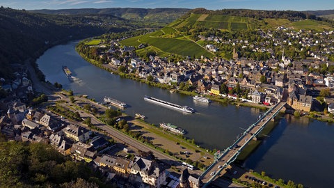 Erhöter Blick auf die Mosel in Traben-Trarbach