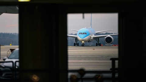 Ein Flugzeug steht auf der Landebahn am Flughafen Malpensa Mailand