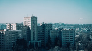 Stadtansichten von Charkiw. Mit Zerstörung und Wiederaufbau im Nordosten der Stadt.