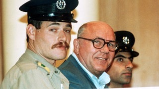 Während des Prozesses am 26. Oktober 1987 bestritt Demjanjuk (M), mit dem berüchtigten KZ-Wärter "Iwan der Schreckliche" identisch zu sein.