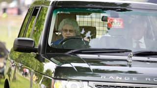 Elizabeth II. fährt ihr Auto