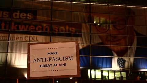 Anti-CDU-Demo gegen Friedrich Merz und die CDU vor dem Konrad-Adenauer-Haus wegen der Migrationspläne