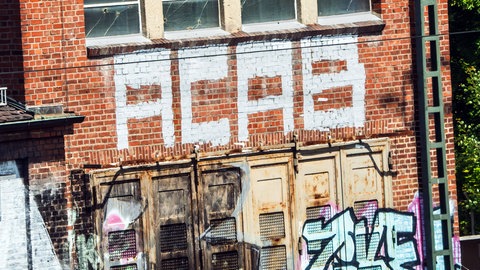 Graffiti an einer alten Fabrikwand
