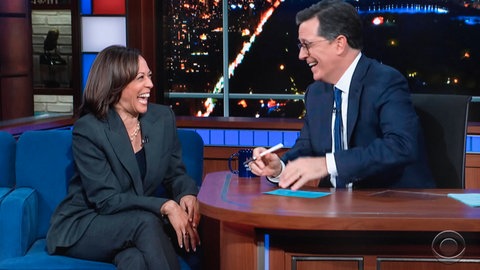 Bildschirmaufnahme von Senatorin Kamala Harris (D-CA) während ihres Auftritts in der CBS Late Night Show mit Stephen Colbert im November 2019.